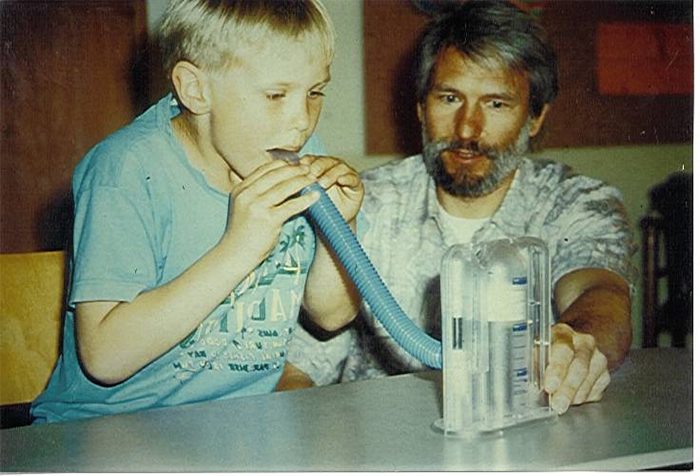 Foto: Kind testet ein Spirometer
