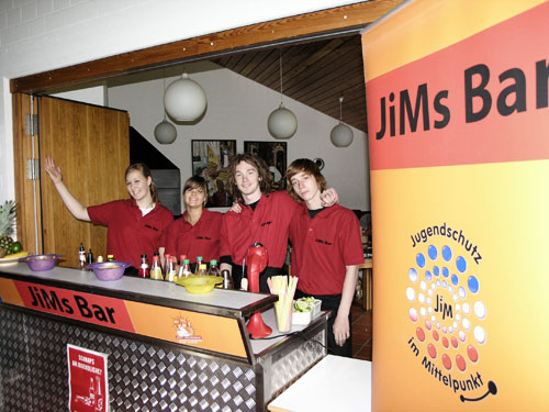 Foto: Barkeeper-Team für "JiMs Bar": Johanna, Sabrina, Niklas und Alexander
