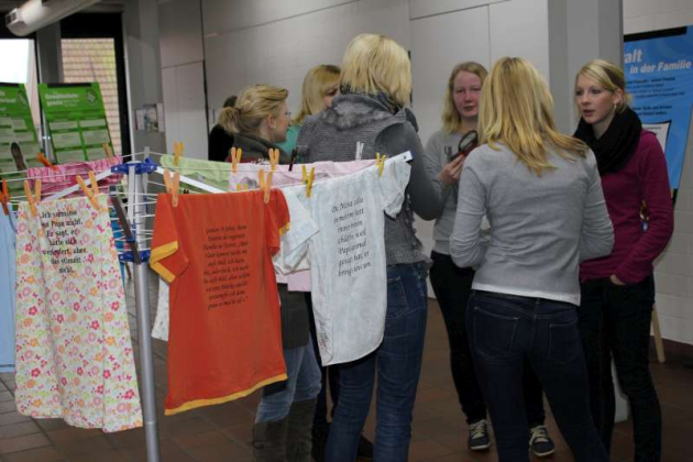 Jugendliche besuchen die Gewaltpräventionsausstellung im Rathaus