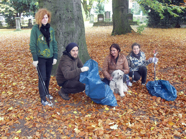 Jugendliche räumen im Cheltenhampark auf, 26.10.2012 (2)
