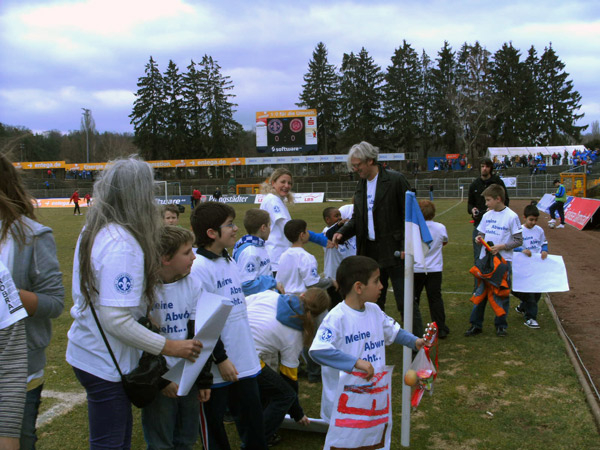 Kinder mit Kampagne T-Shirts und Oberbürgermeister Jochen Partsch im Stadion des SV Darmstadt 98
