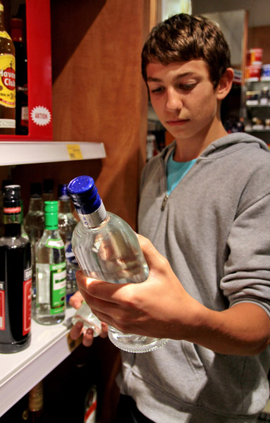 Jugendlicher beim Kauf von Alkohol
