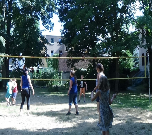 Volleyballspiel mit den Eltern