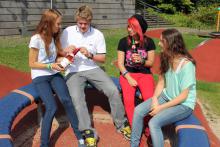 Jugendliche auf dem Spielplatz (Das Foto ist während eines Projekts mit den SaM’s entstanden, die sich mit dem Alkoholkonsum von Jugendlichen beschäftigt haben)