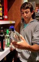 Jugendlicher beim Kauf von Alkohol